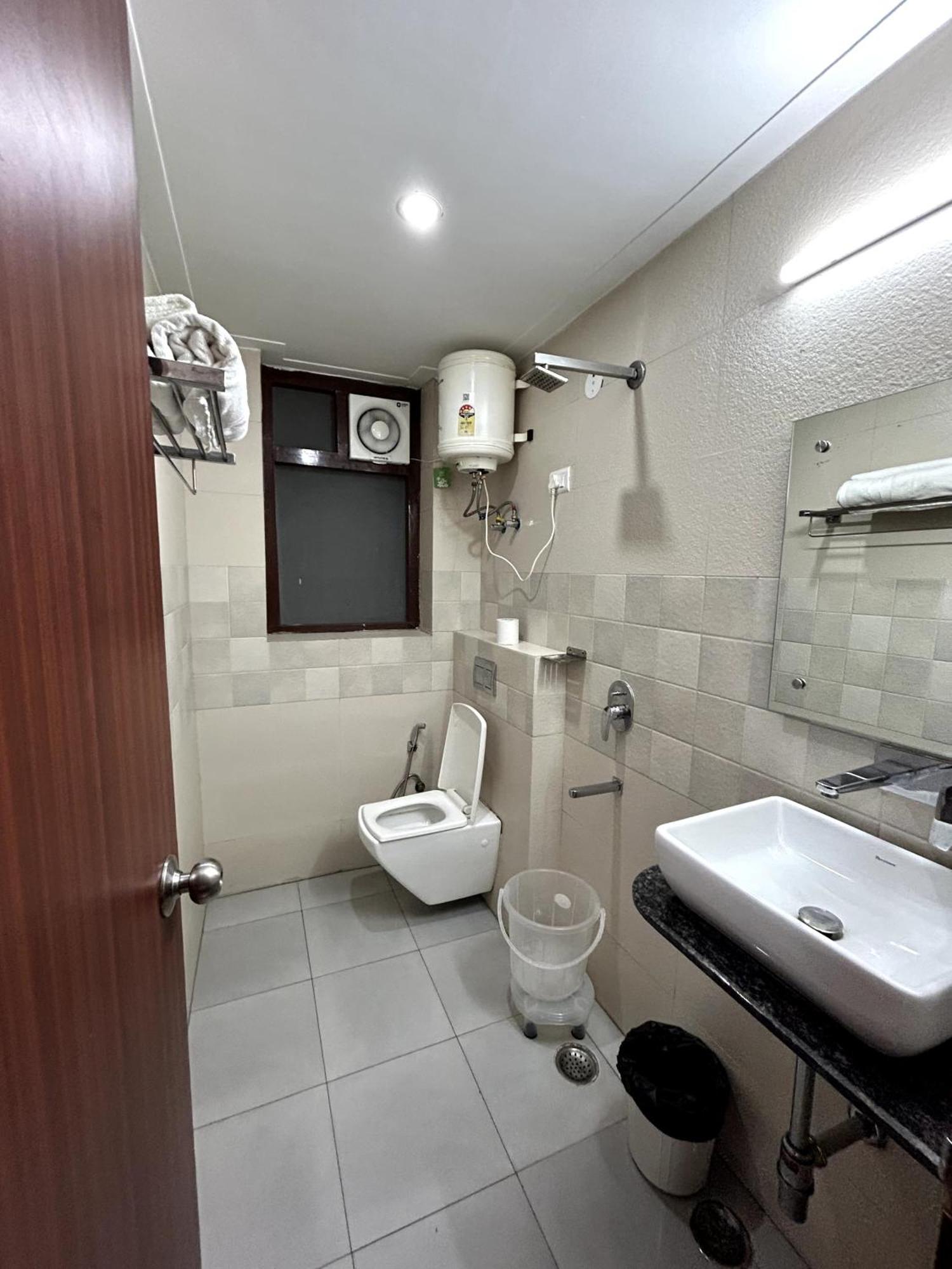Aura Luxury Studio I Couple Friendly I Near Golf Course Road, Sector 57, Gurgaon Exterior foto